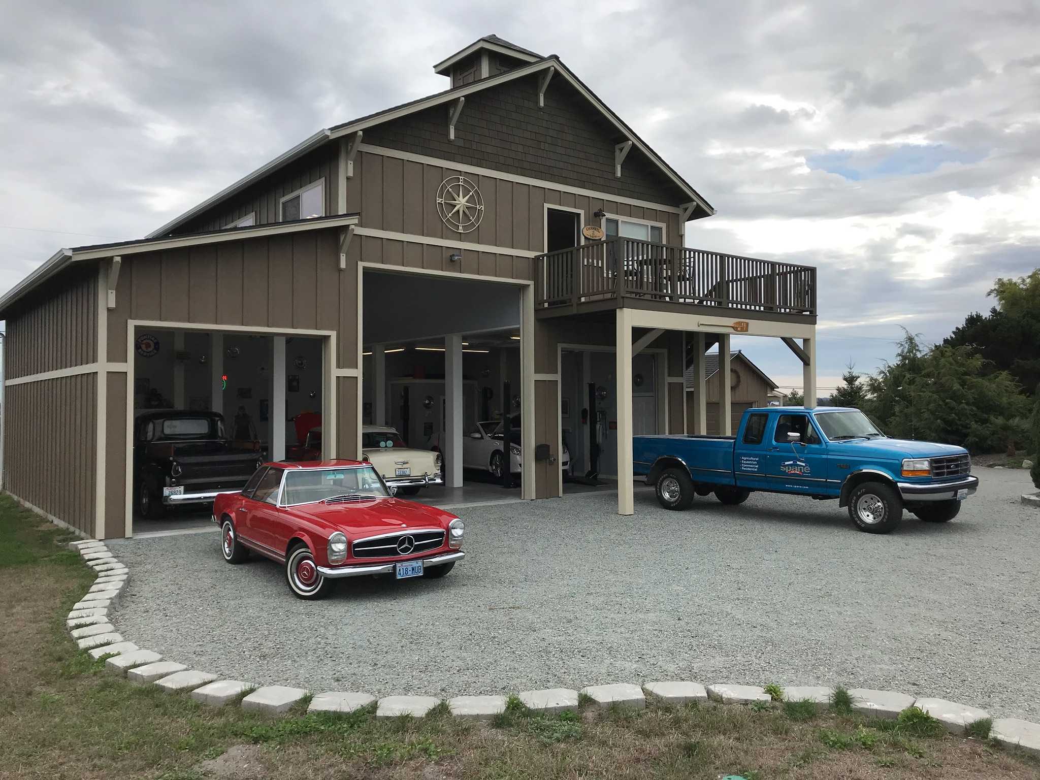Classic Car Garage with apartment on top